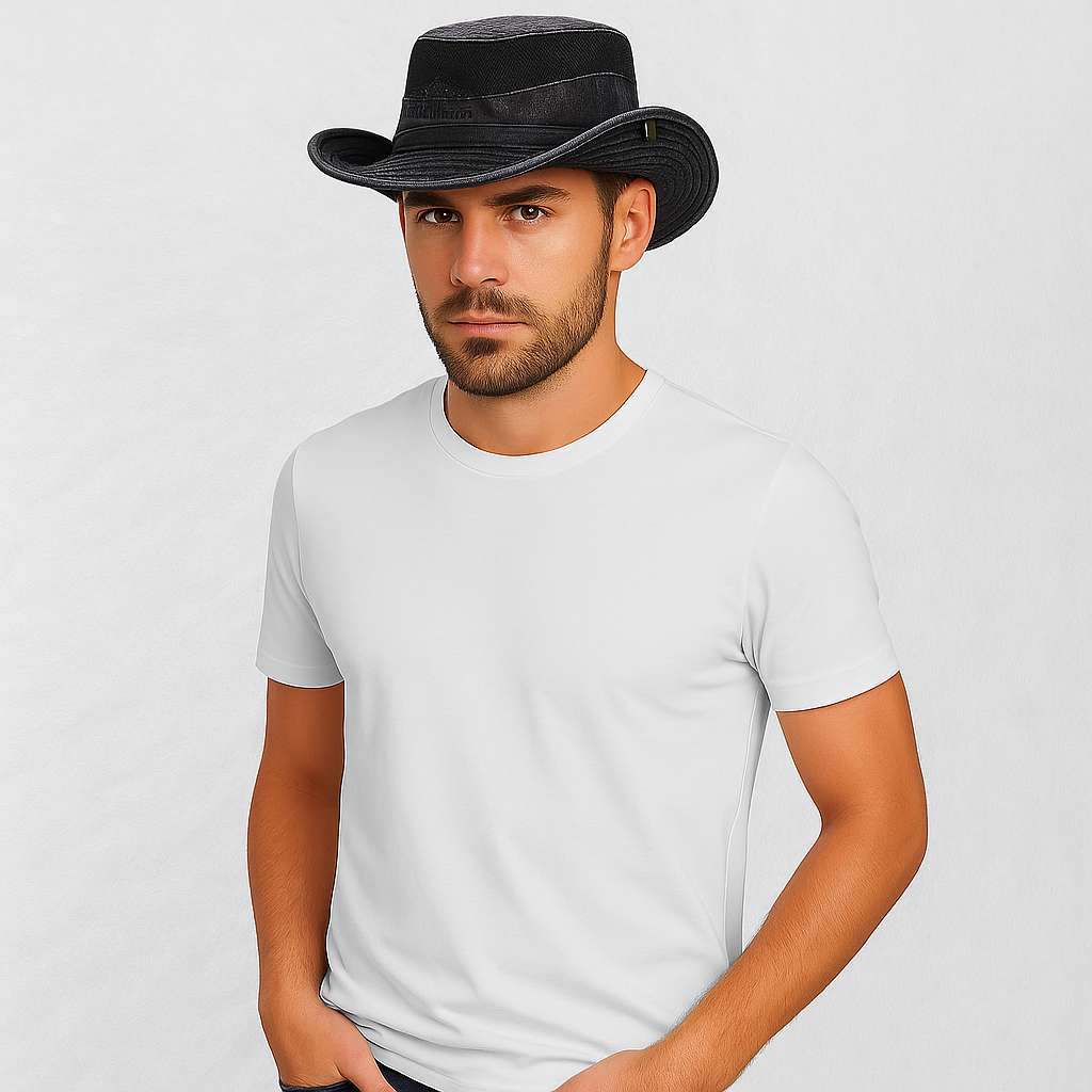 Un homme porte le Chapeau Randonnée Homme noir