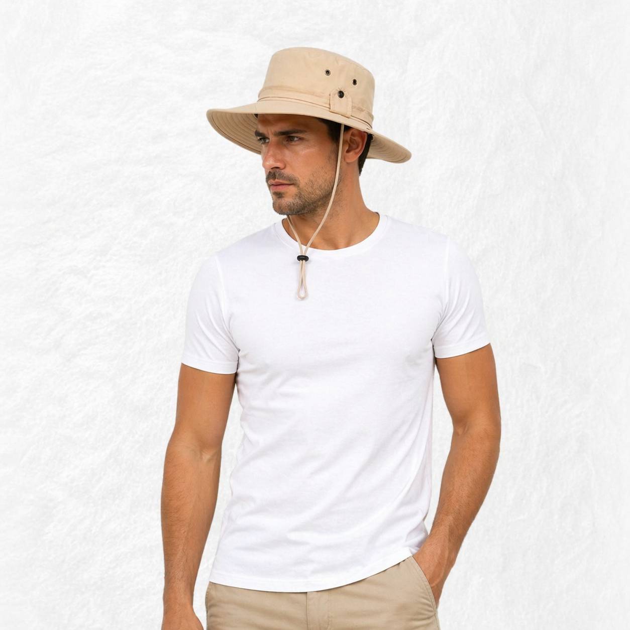 Un homme porte le Chapeau Safari Homme Beige