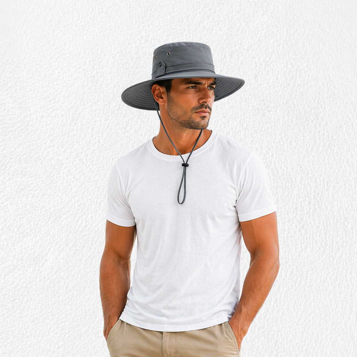 Un homme porte le Chapeau Safari Homme Gris
