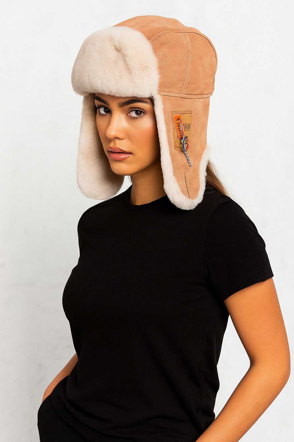 Une femme porte le Chapka Aviateur Camel