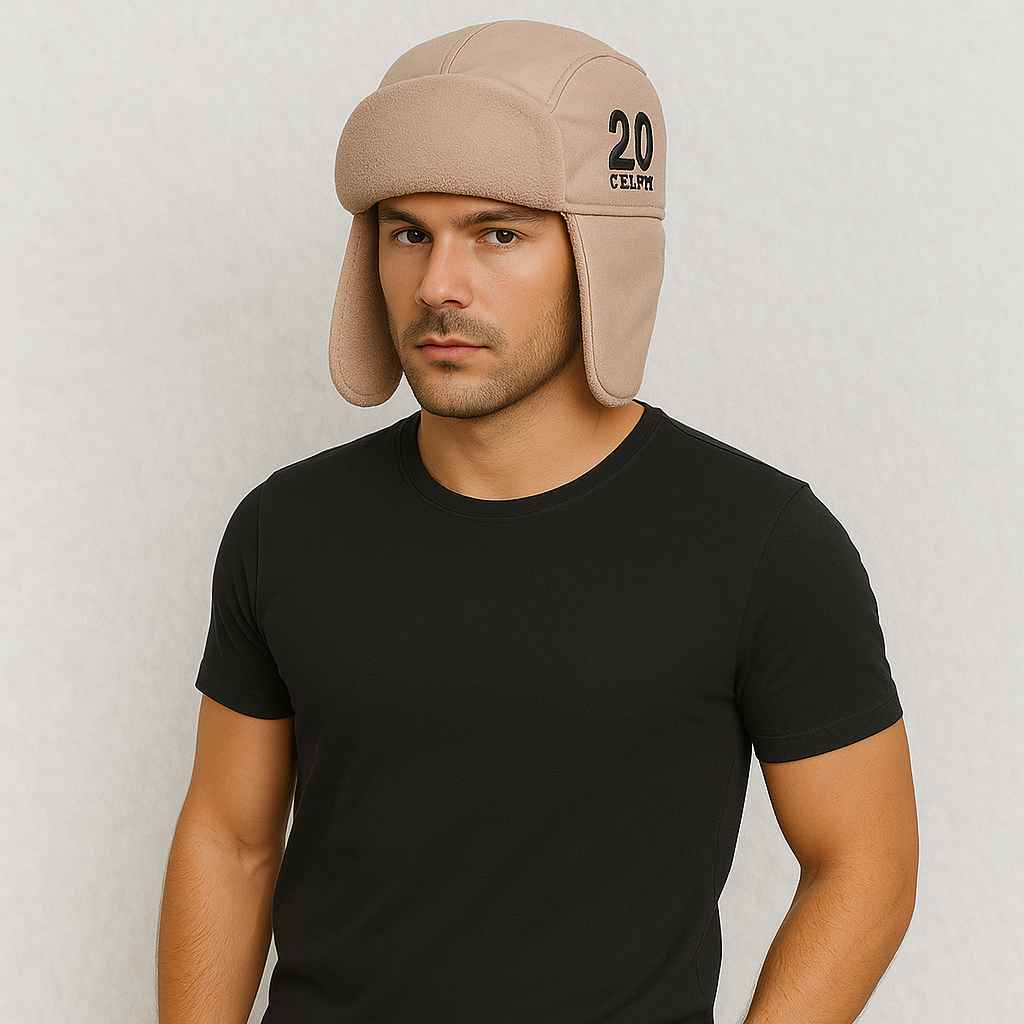Un homme porte le Chapka Aviateur beige