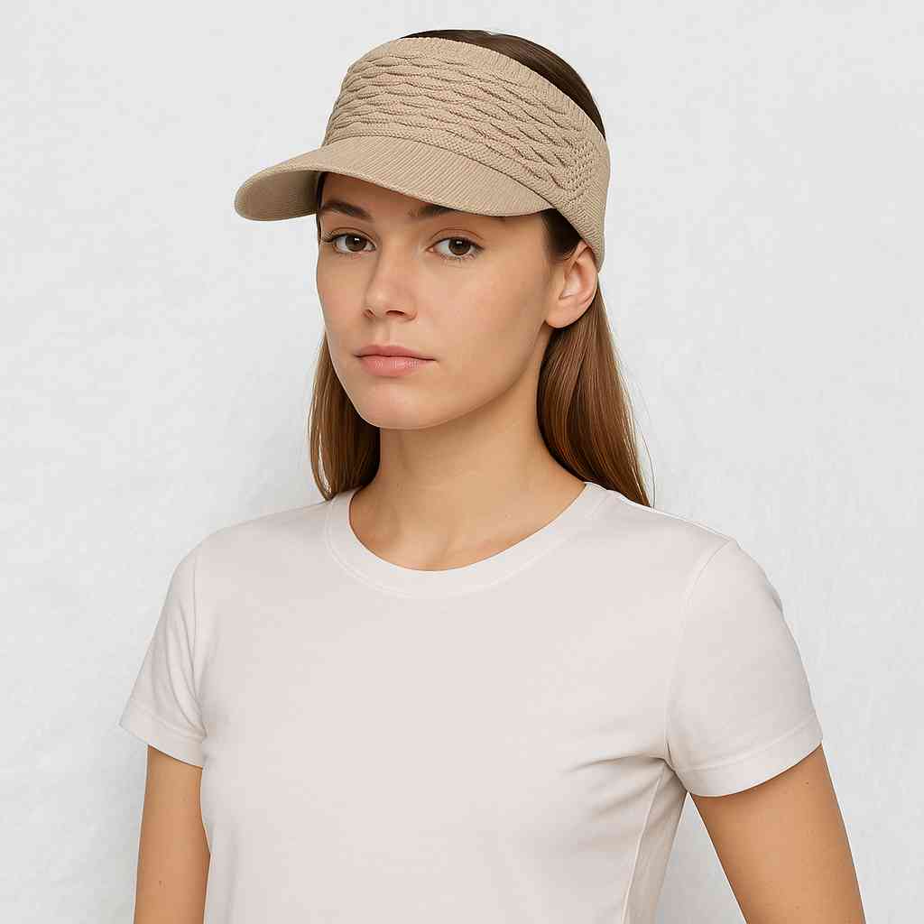 Une femme porte le Visière Femme Beige