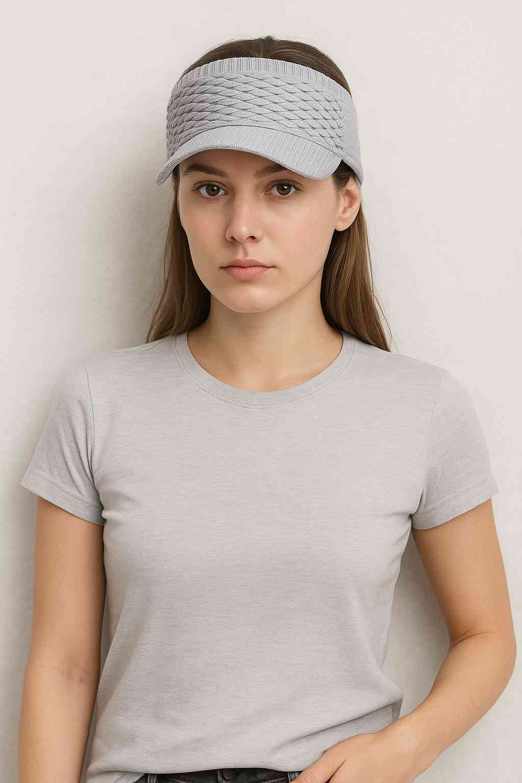Une femme porte le Visière Femme Grise
