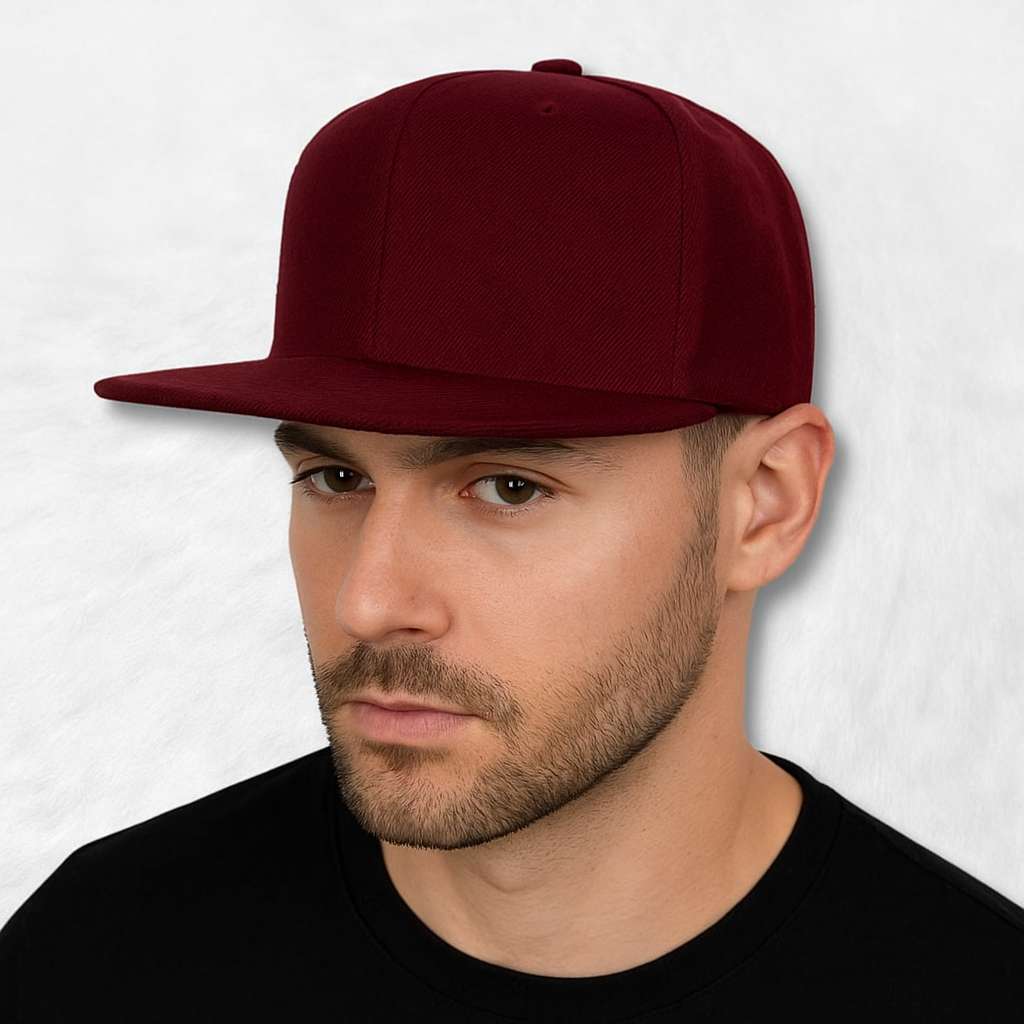 Un homme porte la Casquette Snapback visière plate bordeaux