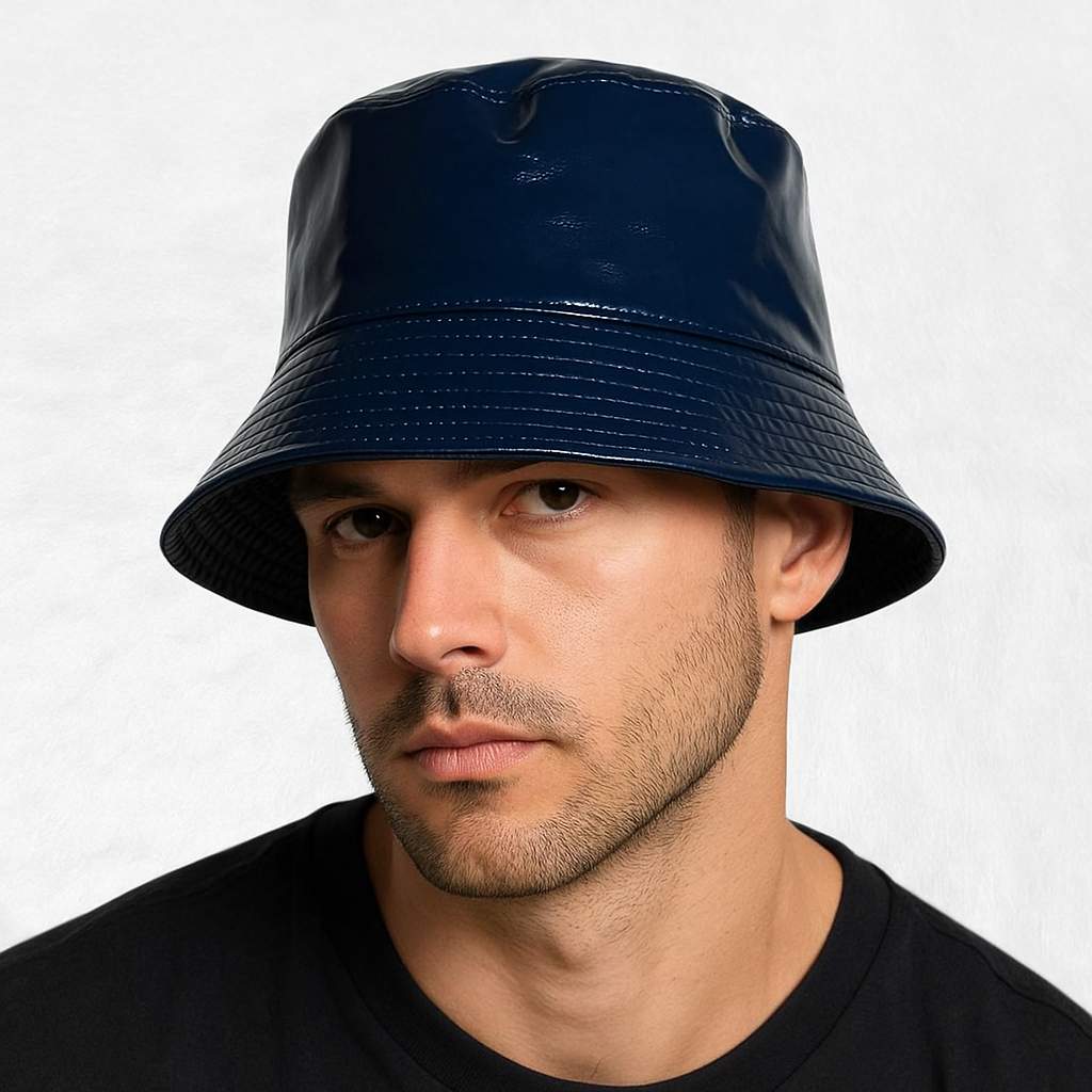 Un homme porte le Bob de Pluie Marine