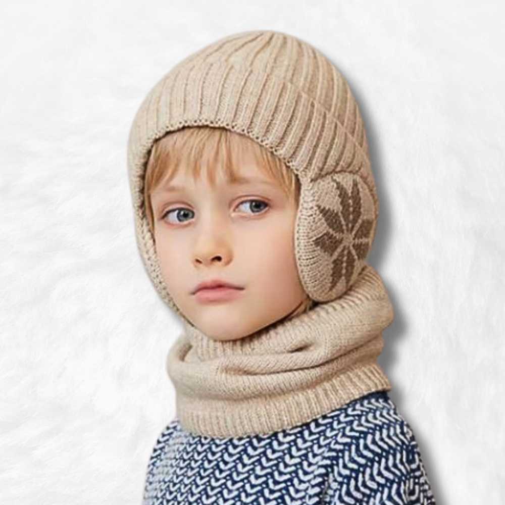 Bonnet avec Écharpe Beige porté par un petit garçon.