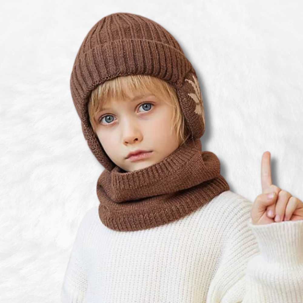Bonnet avec Écharpe marron porté par un enfant
