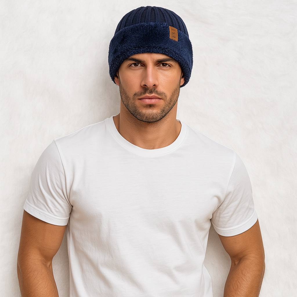 Un homme porte le bonnet_chaud_bleu