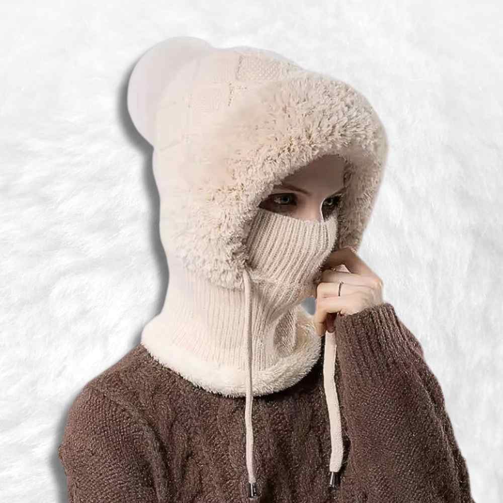 Cagoule Bonnet Femme crème porté par une belle femme