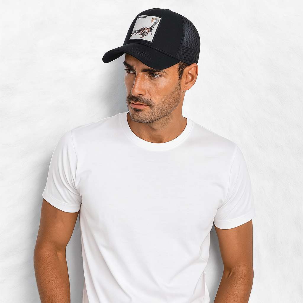Un homme porte la casquette trucker scorpion