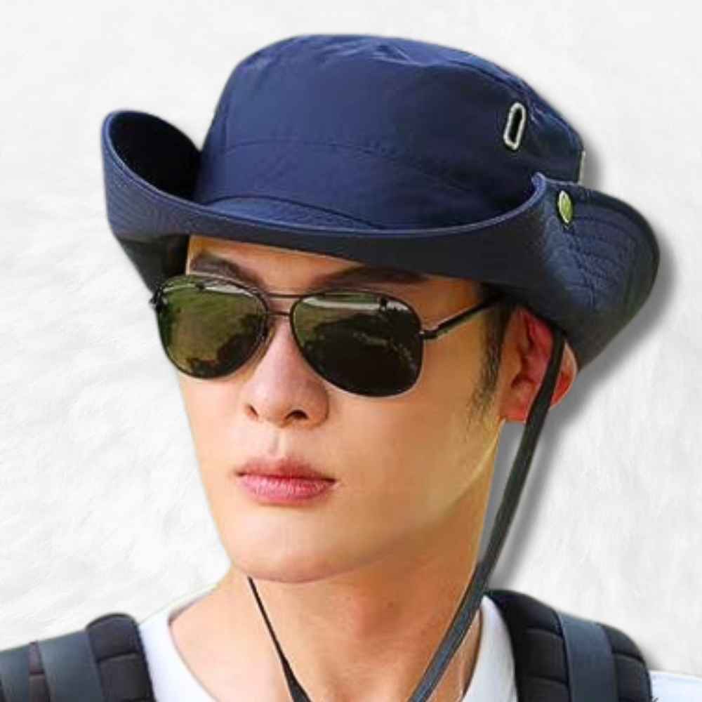 Chapeau Anti UV Bleu porté par un homme