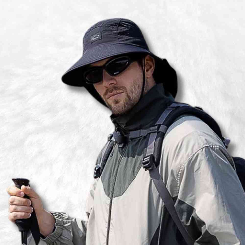 Un homme porte le Chapeau Bob Protège Nuque noir