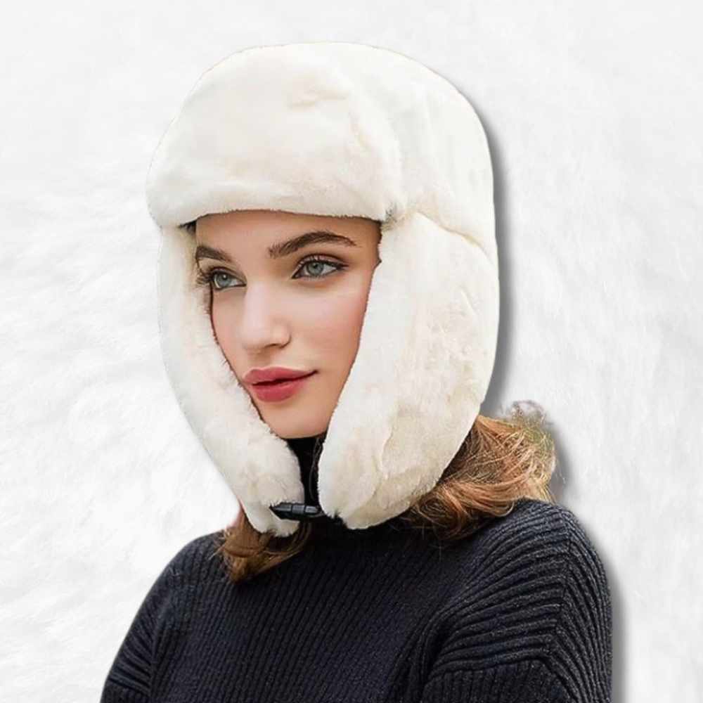 une femme porte la Chapka Femme grand froid blanc