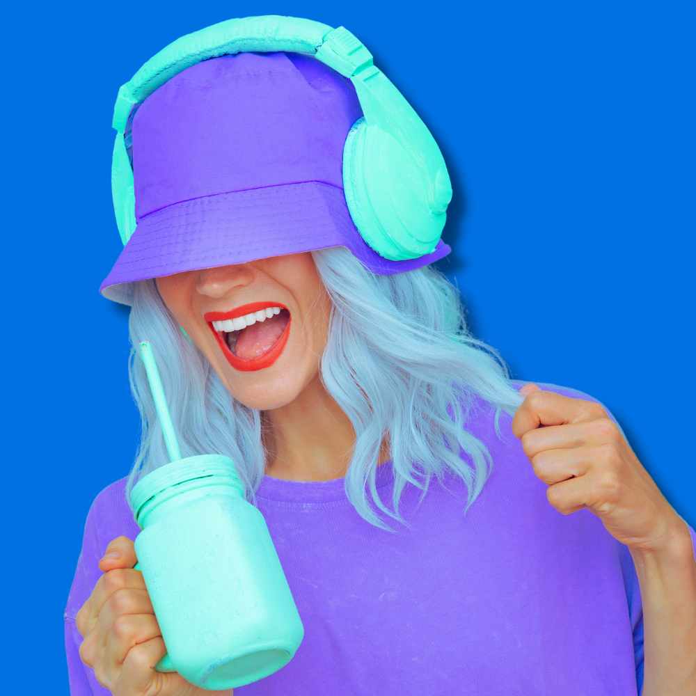 Une femme portant un bob, chante la musique dans son casque.