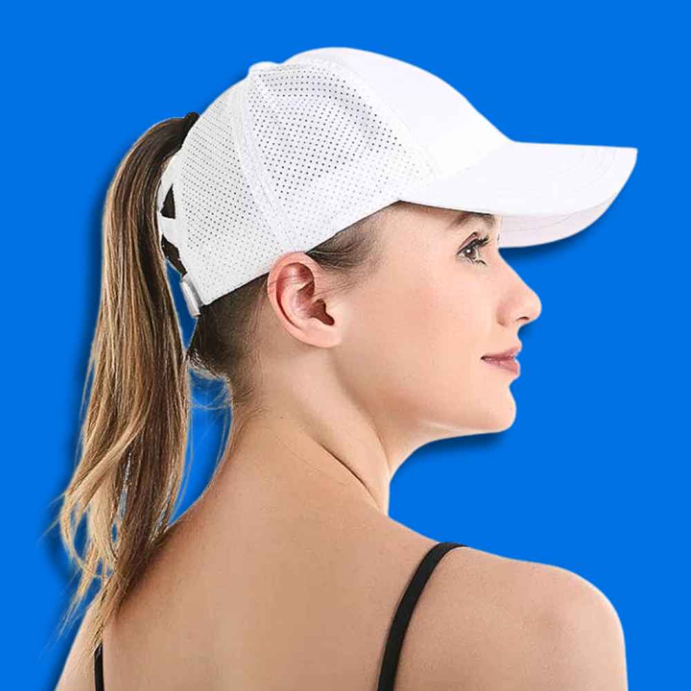 Une femme porte un casquette de sport