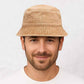 Un homme porte le Bob en Jean Beige