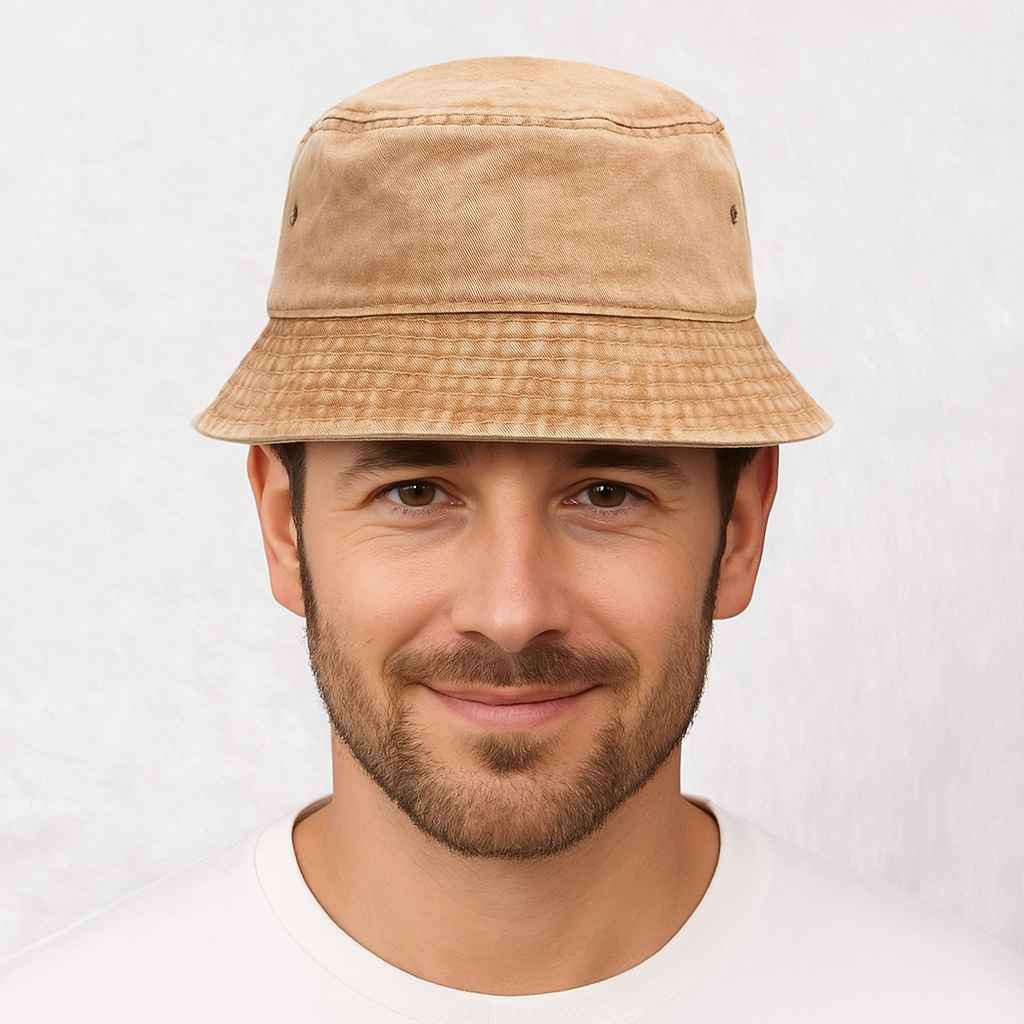 Un homme porte le Bob en Jean Beige