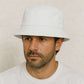 Un homme porte le Bob en Jean Blanc