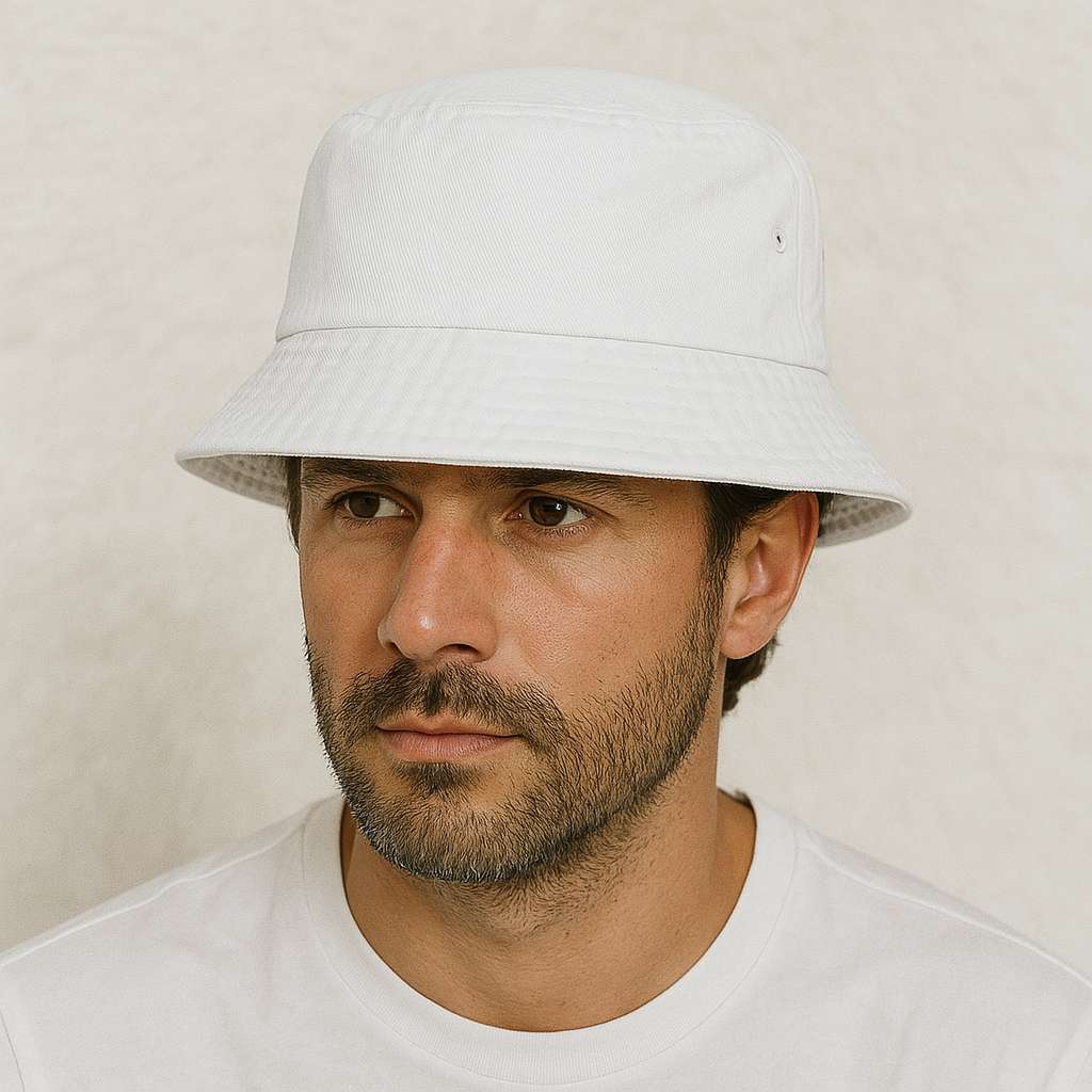 Un homme porte le Bob en Jean Blanc