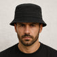 Un homme porte le Bob en Jean Noir