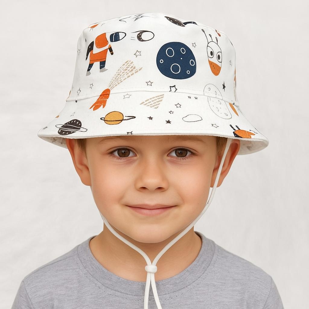 Un enfant porte le Bob Bébé ou Enfant Astronaute.