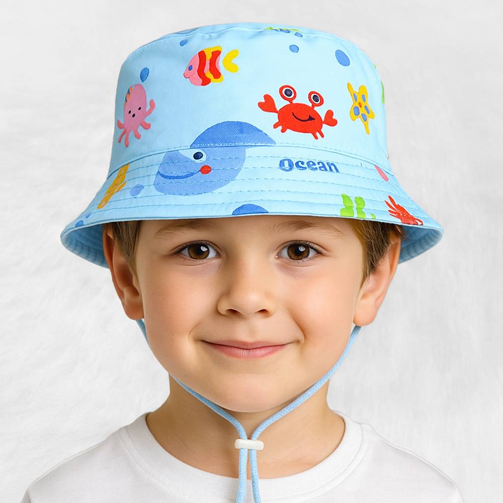 Un enfant porte le Bob Bébé ou Enfant Océan Bleu .