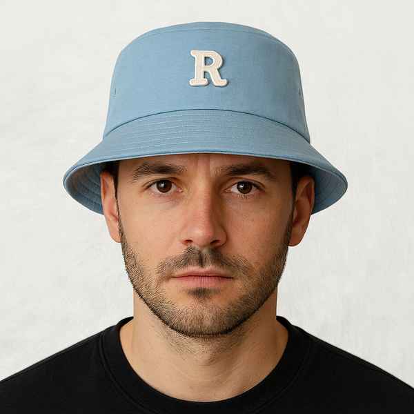 Un homme porte le Bob Golf Bleu