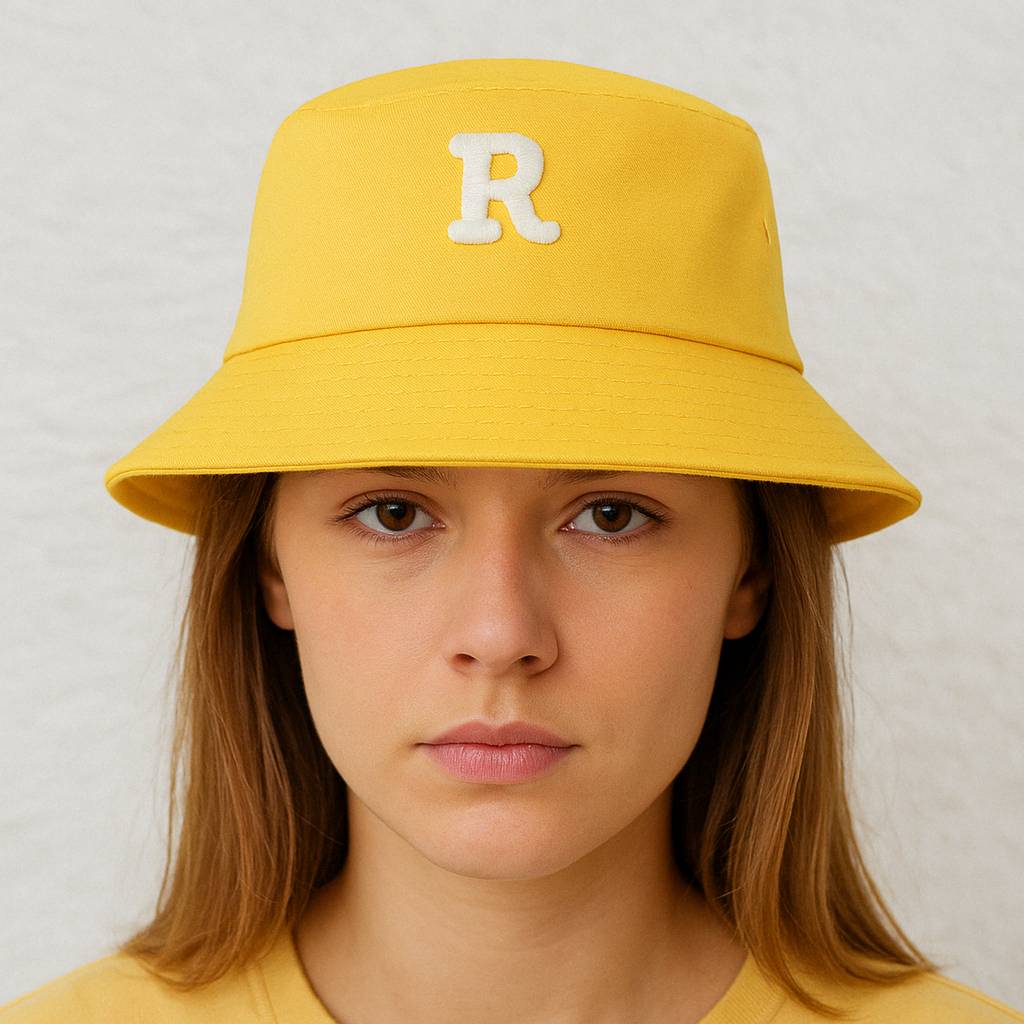 Une femme porte le Bob Golf Femme Jaune