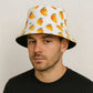 Un homme porte le Bob Mangue.