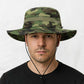 Un homme porte le Bob Militaire Homme