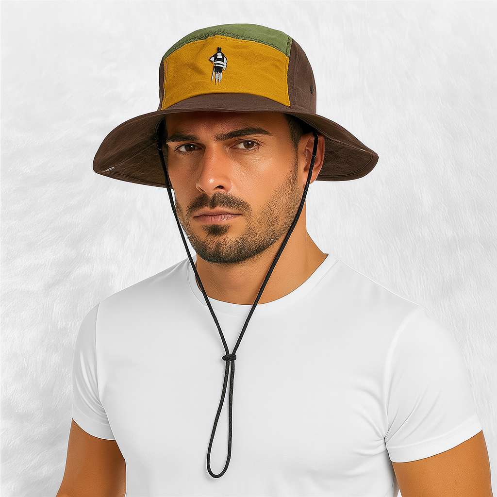 Un homme porte le Bob Minimaliste​ jaune