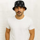 Un homme porte le Bob Money noir