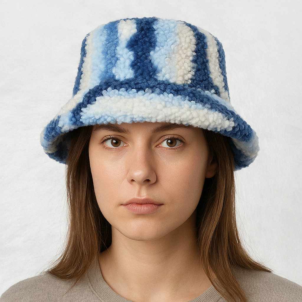 Une femme porte le Bob Moumoute Femme