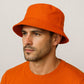 Un homme porte le Bob Orange Uni .