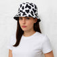 Une femme porte le Bob Vache