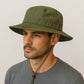 Un homme porte un Bob Vert Homme.