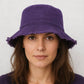 Une femme porte le Bob Violet