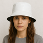 Une femme porte le Bob de Pluie Blanc