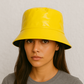 Une femme porte le Bob de Pluie Jaune
