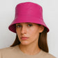 Une femme porte le Bob de Pluie Rose Fushia