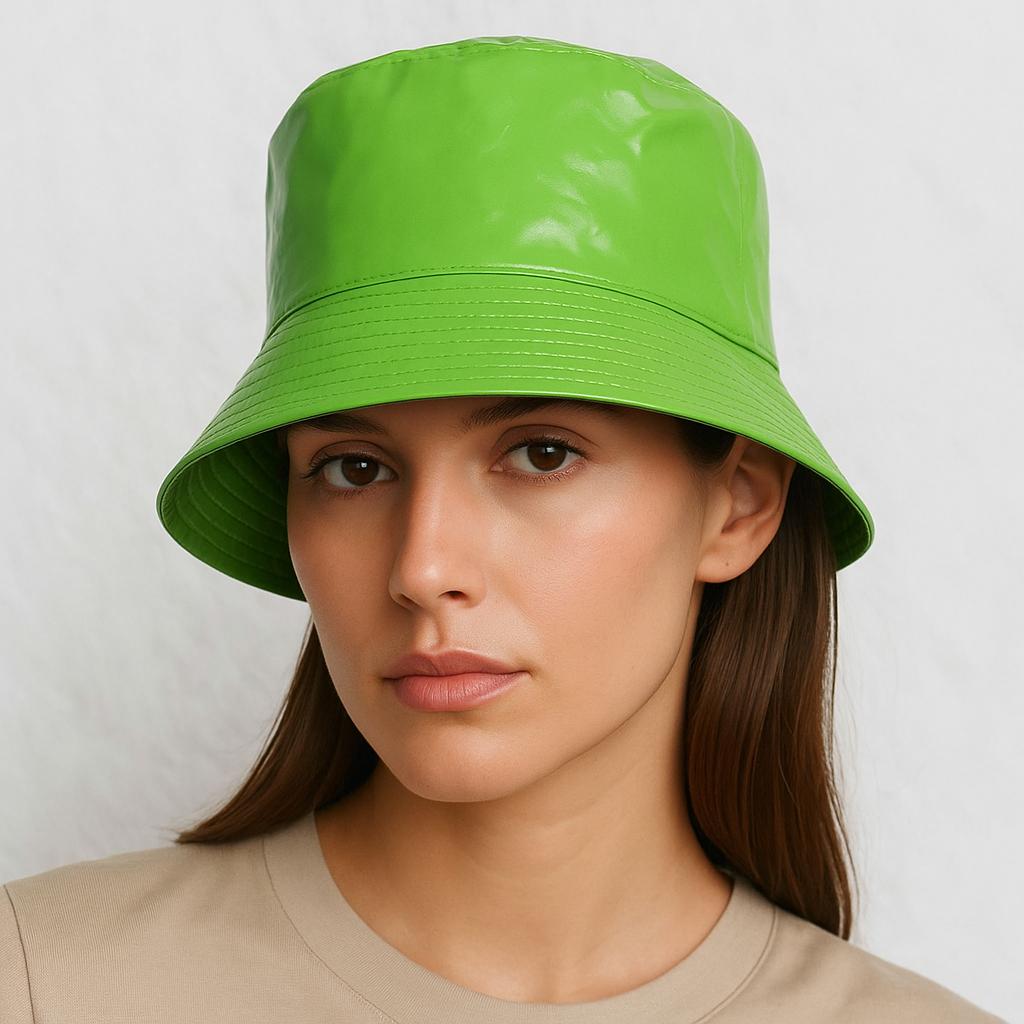 Une femme porte la Bob de Pluie Vert