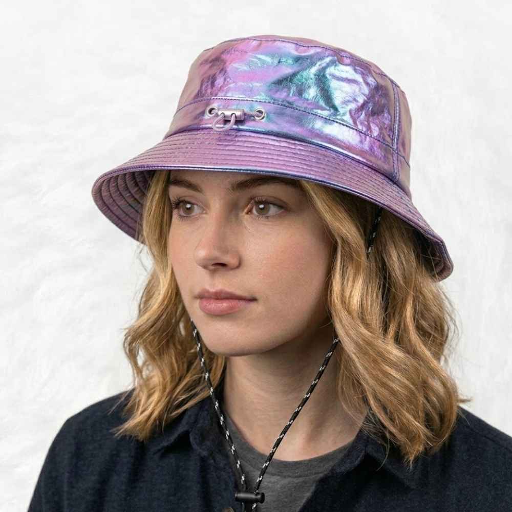 un bob de pluie former par une femme style vinyle 