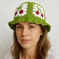 Une femme porte le Bob en Crochet Cerise