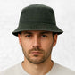 Un homme porte e Bob en Jean Vert