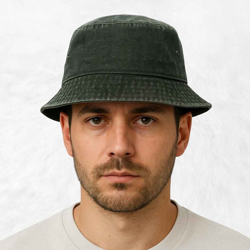 Un homme porte e Bob en Jean Vert
