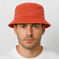 Un homme porte le Bob en Jean Orange 