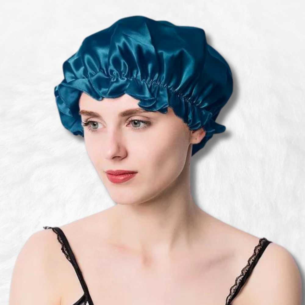 Bonnet en Soie Bleu Charlotte femme.