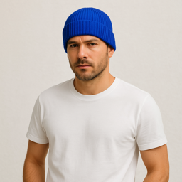 Un homme porte le Bonnet Bleu Marine Homme 
