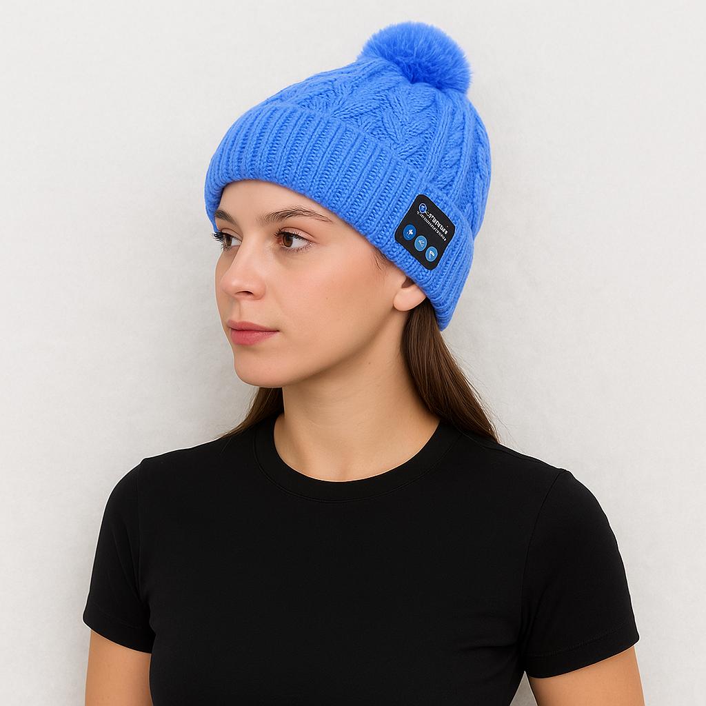 Une femme porte le Bonnet Bluetooth Pompon bleu porté par une femme