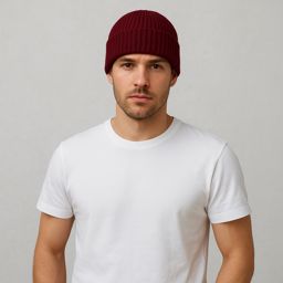 Un homme porte le Bonnet Bordeaux Homme 